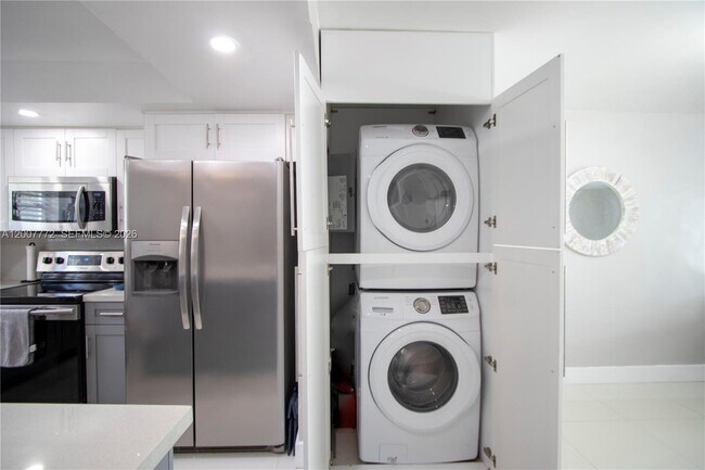 Building Photo - 2117 NE 123rd St