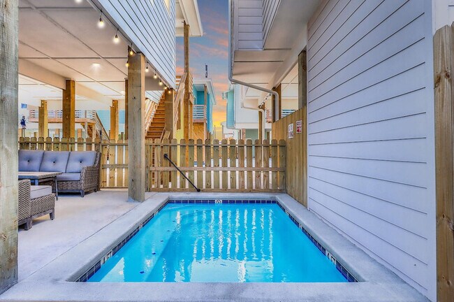 Building Photo - 527 Sand Burr Ln