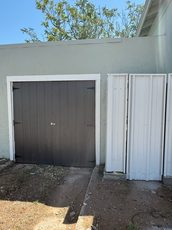 Building Photo - 301 E 7th St