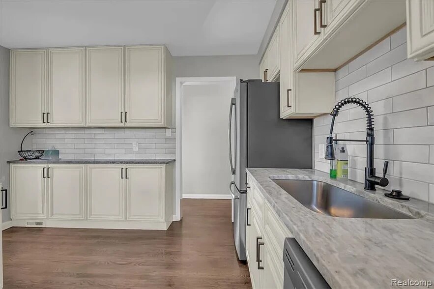 Building Photo - 266 Massoit St