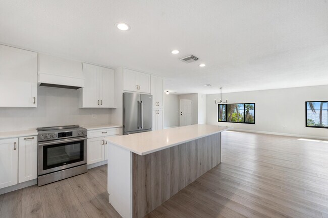 Building Photo - 4003 S Indian River Dr