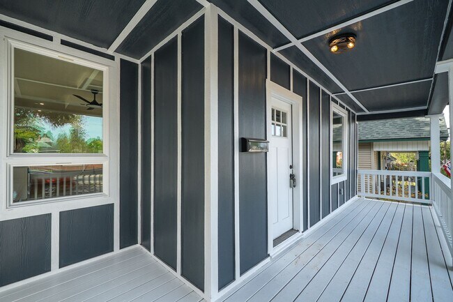 Building Photo - New Updated 3 Bed 2 Bath Lower South Hill Home!