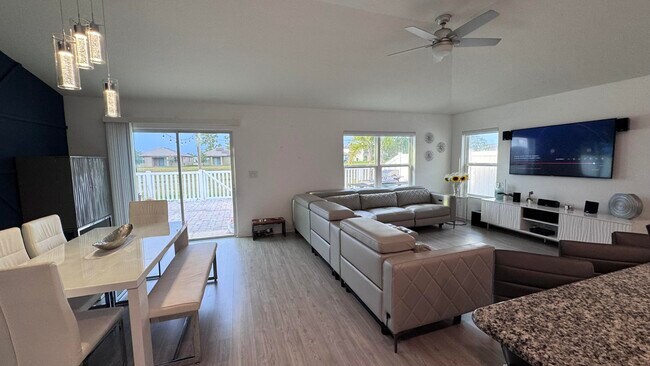 Building Photo - 5635 NW Pine Trail Cir