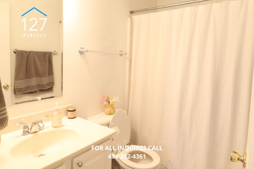 Building Photo - Conveniently Located Single Family Home with lots of space!