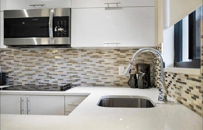 Building Photo - 320 NE 15th Ave