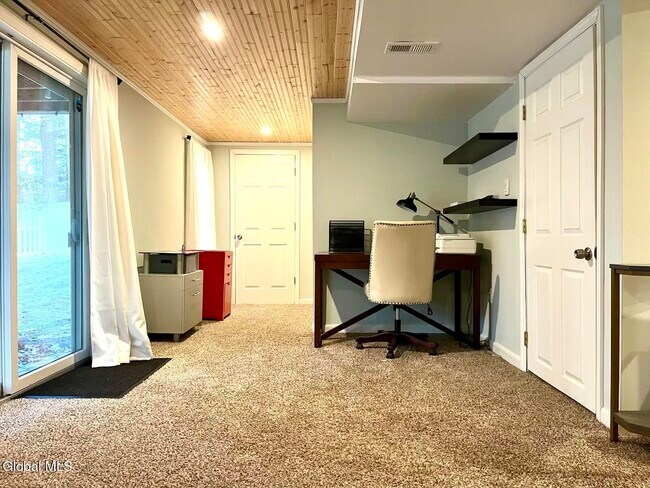 Building Photo - 8 Backstretch Ct