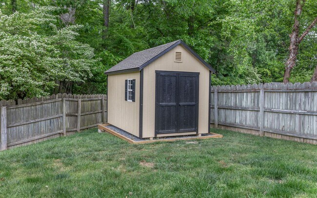Building Photo - READY NOW!! 4-Bedroom Home w/Attached Garage! Pet Friendly - Fenced Backyard - MUST SEE!