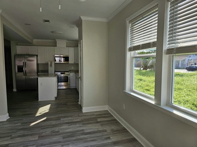 Building Photo - 8709 Apricot St
