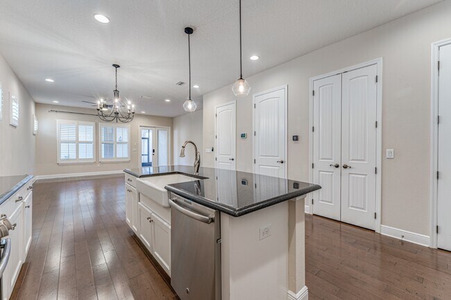 Building Photo - Stunning David weekly designed 3 BR+ OFFICE/ 2.5 BA / 2 Car executive townhouse in Hyde Park / So...