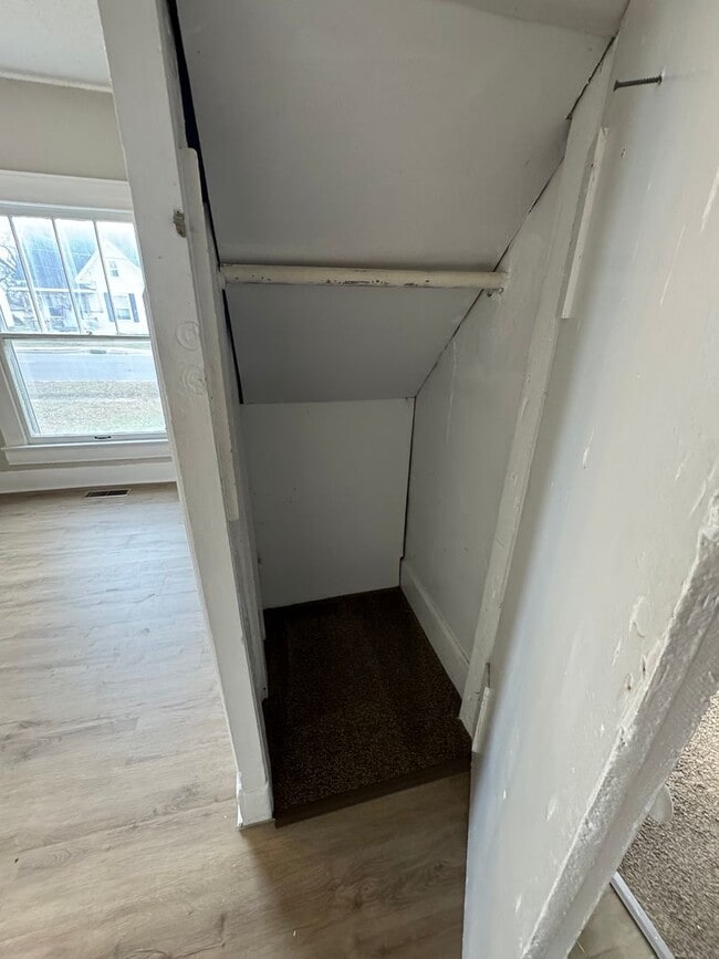 Building Photo - 4 bedroom/1 bath house w/storage building