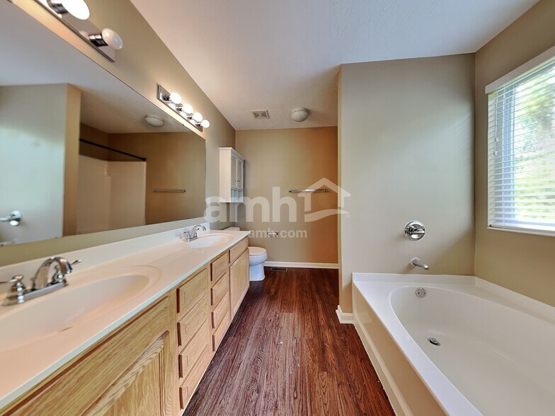 Building Photo - 5557 Windsor Ct