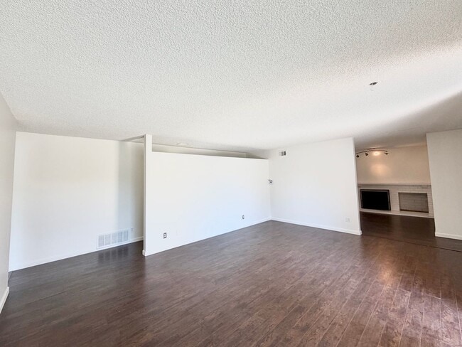 Building Photo - 3 Bed 2 Bath Newley Renovated Home in La Mesa!