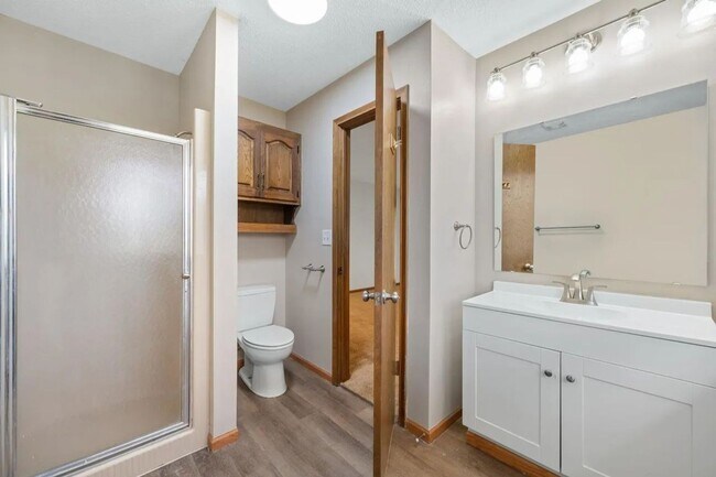 Building Photo - HUGE 4 Bedroom, 3.5 Bathroom!