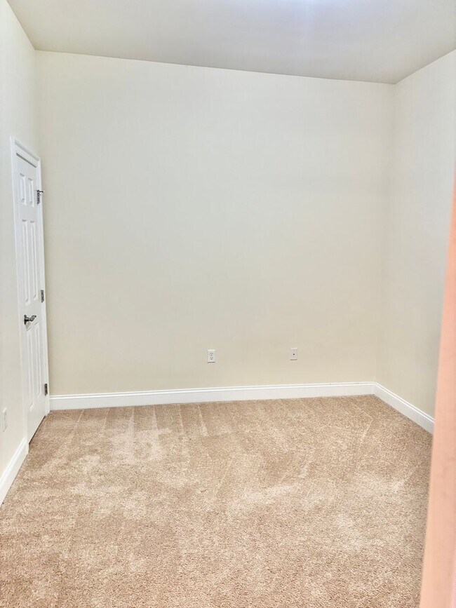 Building Photo - 3 bedroom/ 2 bathroom- Bennington on the Park