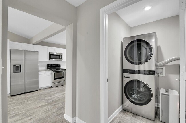 Building Photo - 3535 Balboa Cir