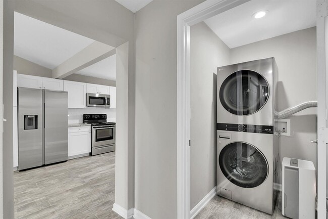 Building Photo - 3555 Balboa Cir