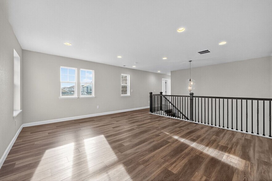 Building Photo - 590 Pikes View Dr