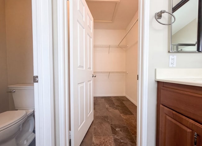 Building Photo - 3630 Vanderbilt Dr