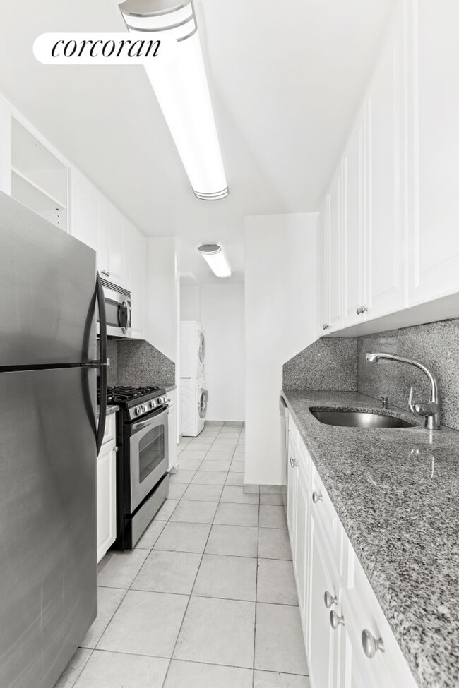 Building Photo - 177 E 75th St