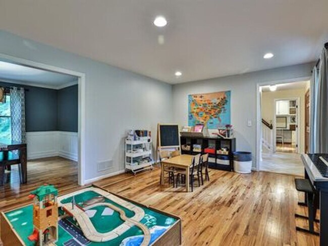 Building Photo - Beautiful Home in Prime Montgomery Location