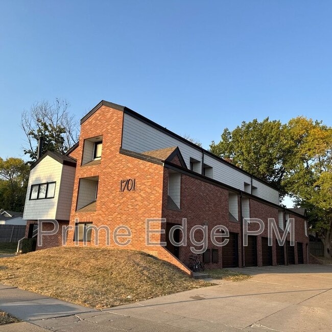 Building Photo - 1701 Ridgehaven Ct