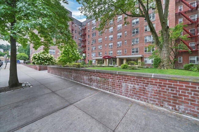 Building Photo - 1 Sadore Ln