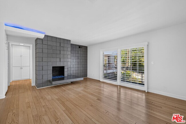 Building Photo - 1301 Flores St
