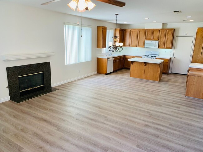 Building Photo - Large 4 bedroom home for lease in the hear...