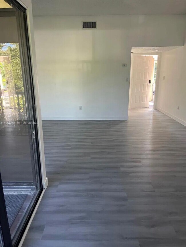 Building Photo - 975 N Franklin Ave