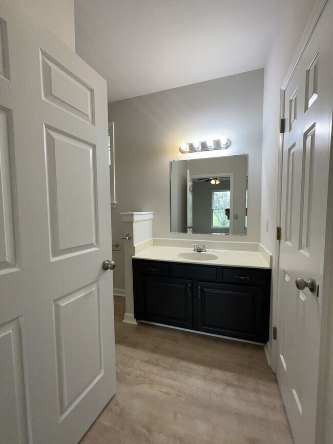 Building Photo - Newly Renovated Home on Quiet Neighborhood