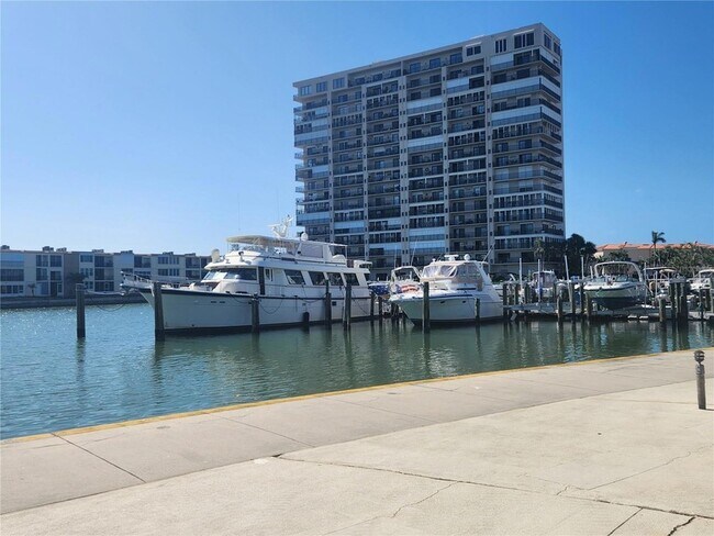 Building Photo - 7645 Sun Island Dr S