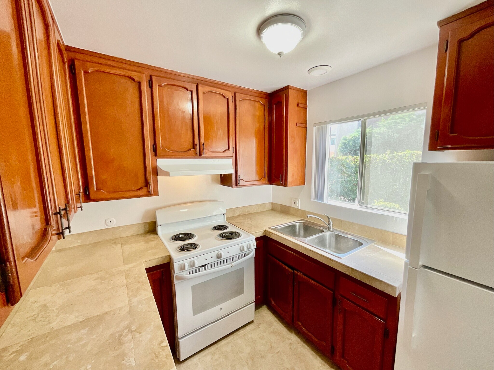 Building Photo - 1536 S Maple St