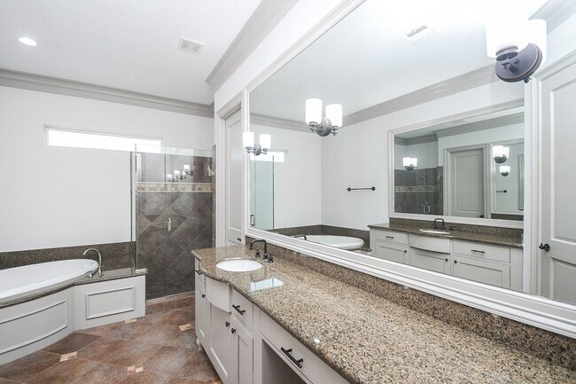 Building Photo - 2702 Tudor Manor