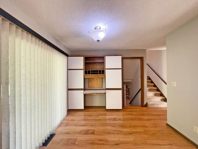 Building Photo - 4-Level Home with Fireplace & Big Yard is ...