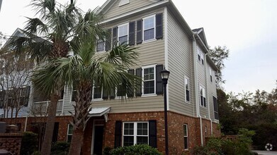 Building Photo - Four bedroom 10 minutes from the beaches o...