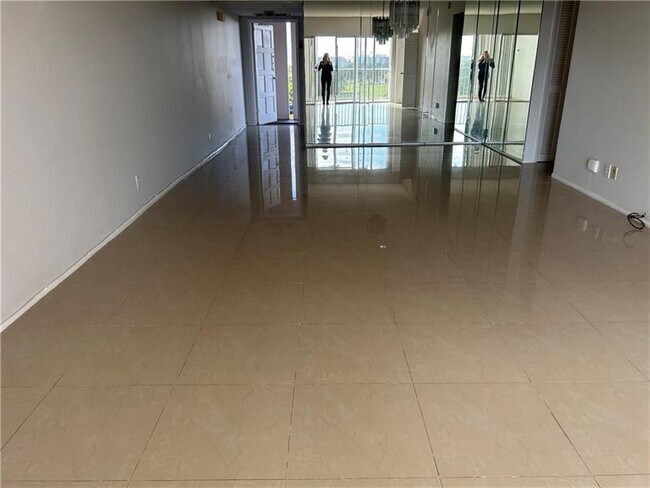 Building Photo - 3300 N Palm Aire Dr