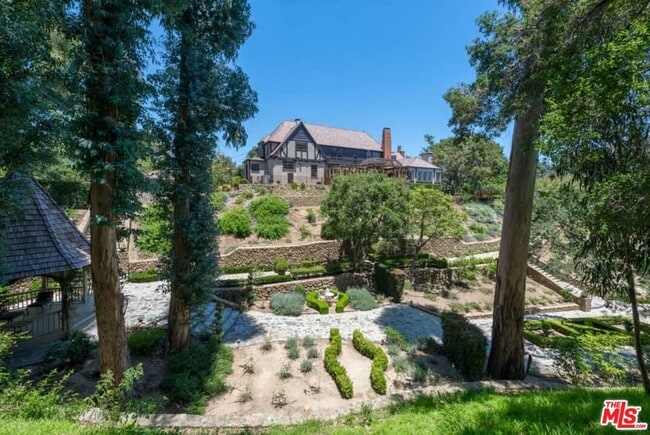 Building Photo - 1957 Mandeville Canyon Rd