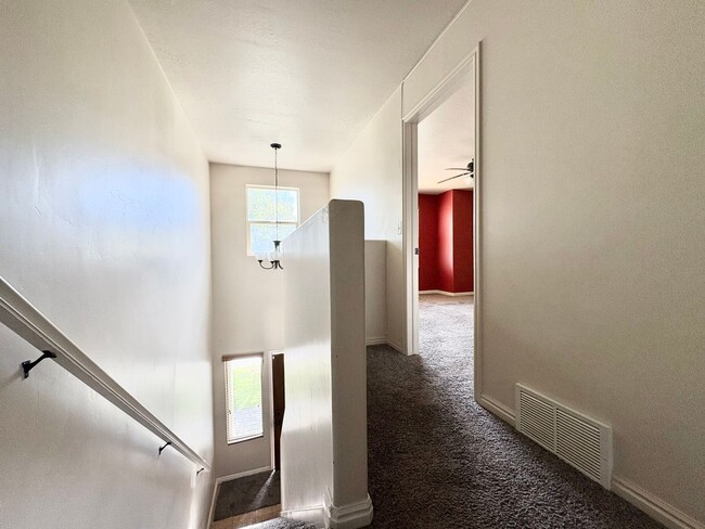 Building Photo - Modern 2 Bed Townhome | Garage, Views & Easy I-15 Access!