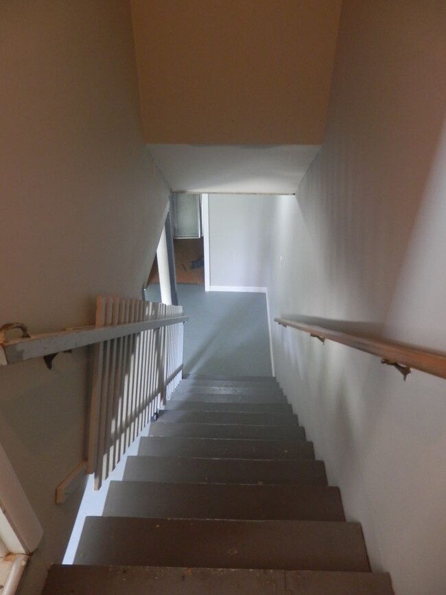 Building Photo - Great 2 Bedroom Duplex In SW Columbia!