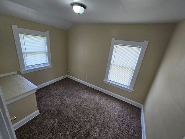 Building Photo - 3 Bedroom House