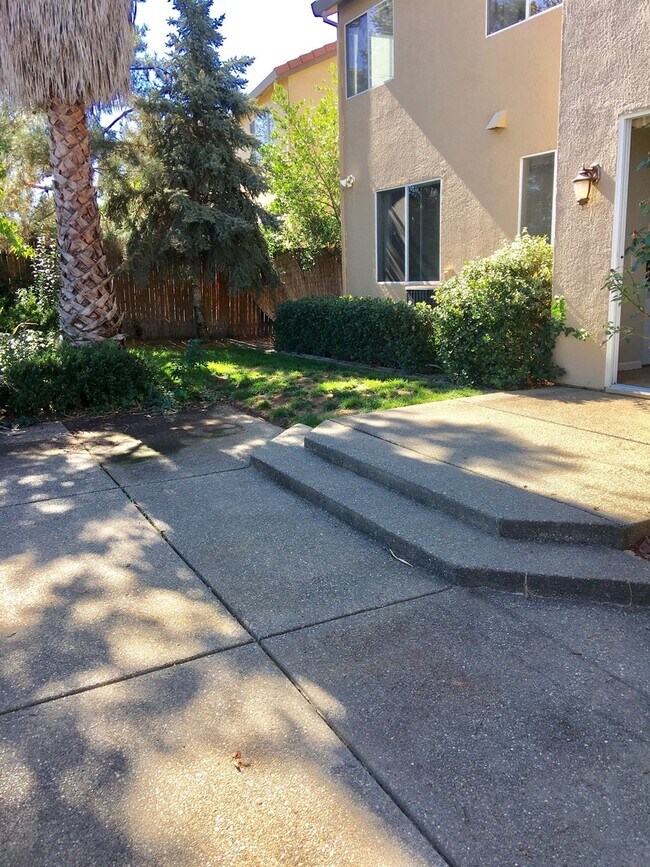 Building Photo - Large, Dog Friendly Rocklin Home with a View!