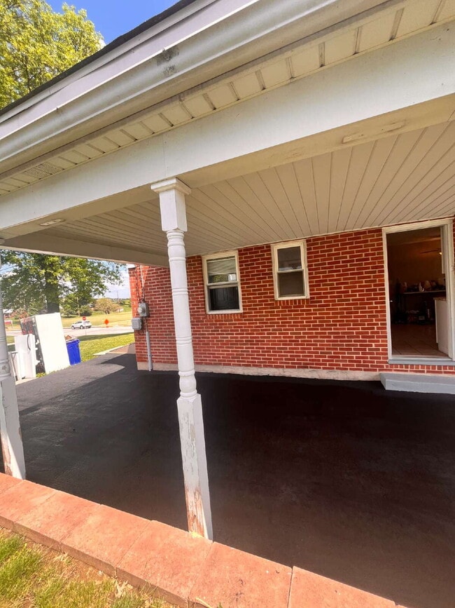 Building Photo - Charming Brick Rancher for Rent