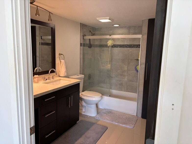 Building Photo - 3625 N Country Club Dr