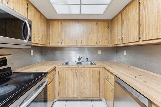 Building Photo - 6463 La Costa Dr