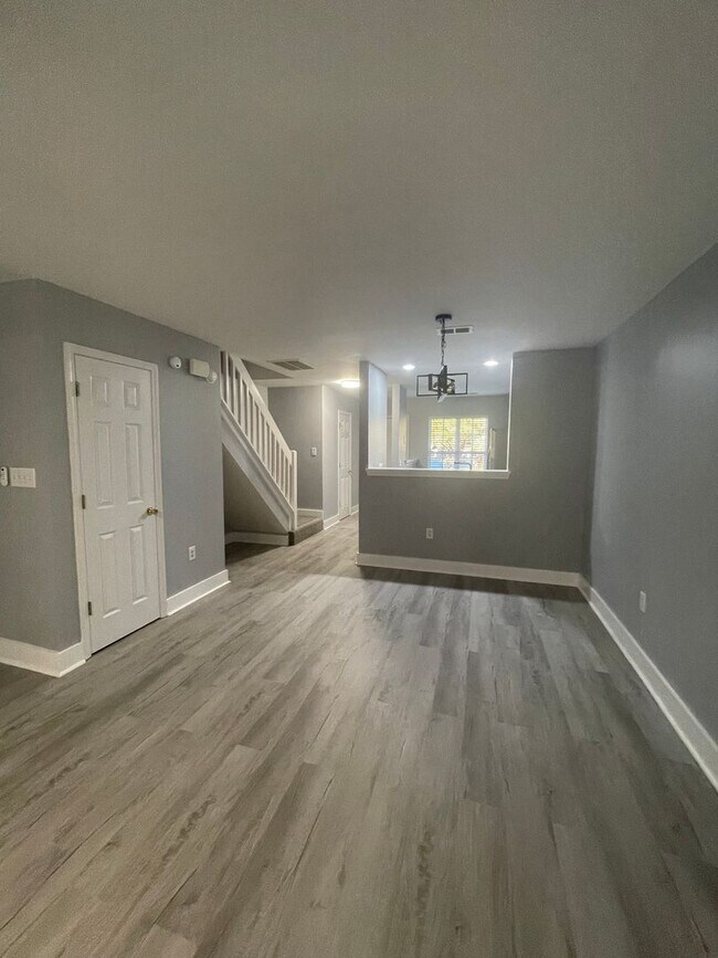 Building Photo - Adorable 2 bedroom 2.5 bathroom townhome |...