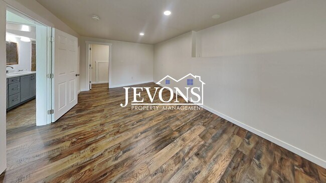 Building Photo - $1,000 Rent Credit if move-in occurs befor...