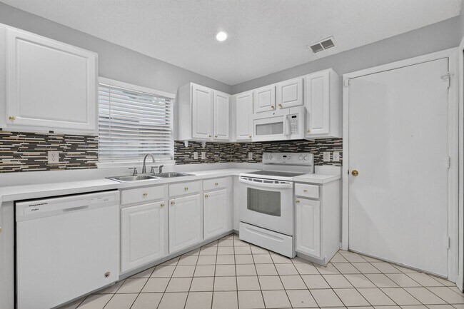 Building Photo - 3025 Andover Ct