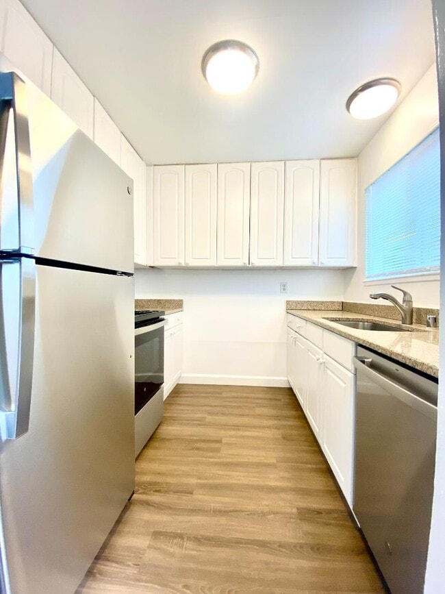 Building Photo - 692 Cabot Way