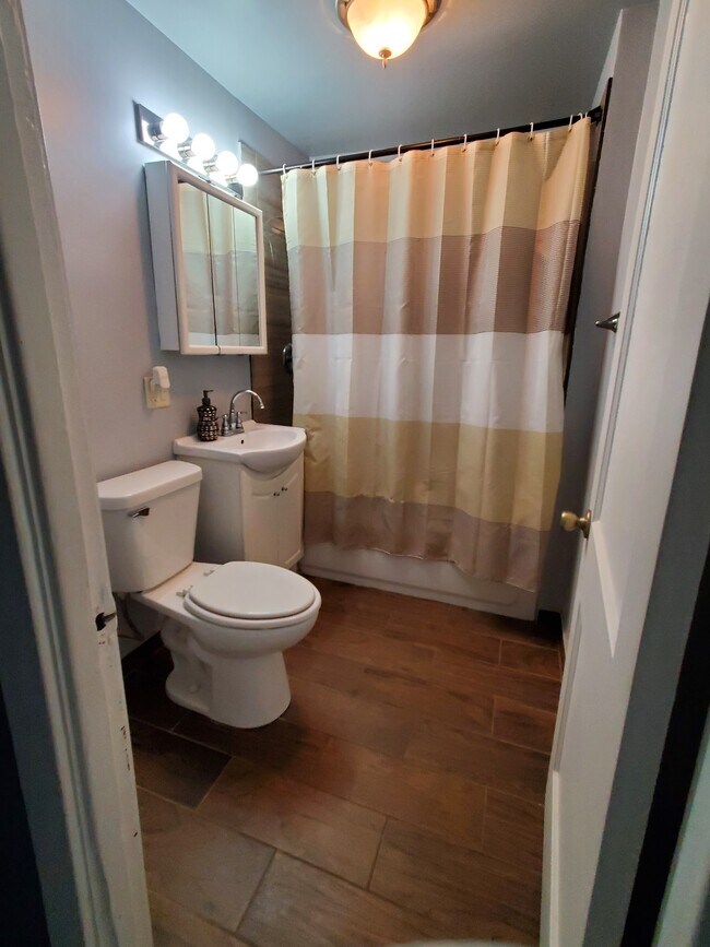 ceramic tile bathroom - 3418 W Armitage Ave