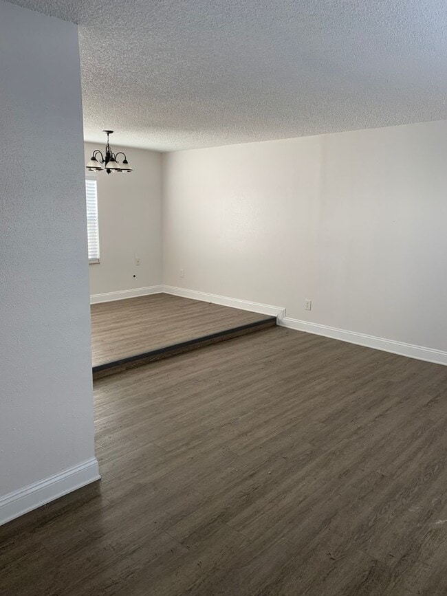 Building Photo - 5648 Townhouse Dr